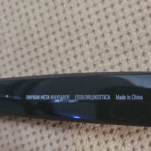 Ray-Ban Meta Glasses With Beige Case And Charger - Picture 6 of 14